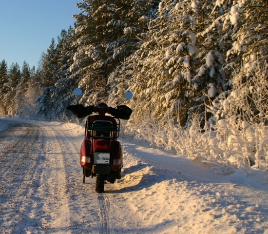 Tog en sväng på en mindre väg utanför Umeå