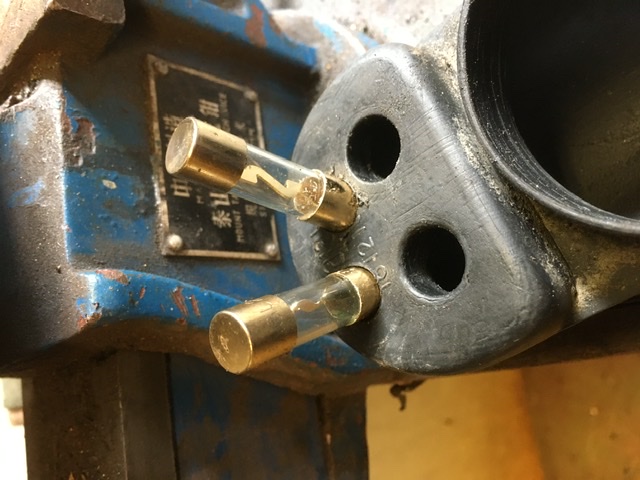 Någon hade pluggat de två extrahålen med… glassäkringar!